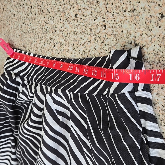 The Limited Black and White Roman-Striped Skirt 2 side Pockets Women size M - Picture 7 of 11